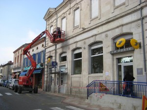 Installation des pics anti-pigeons sur la façade